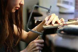 彫金教室の制作シーン