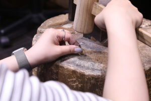 彫金体験リングの曲げる工程