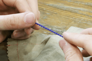 4.ねじりの装飾作り ワイヤー状のワックスを半分に折りたたんでねじり、好きなねじり下限に調整していきます。