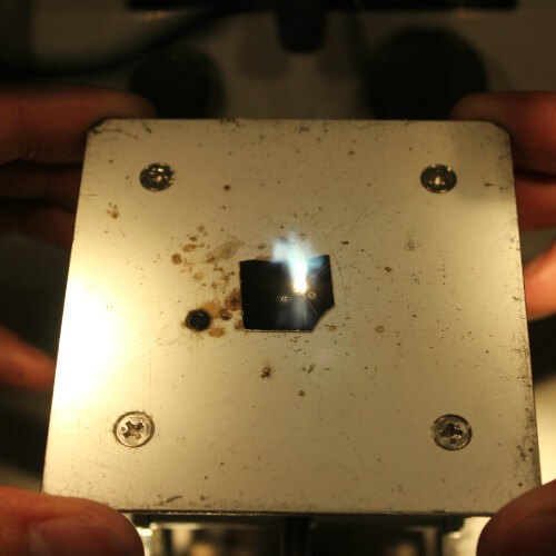 レーザー溶接機は、レーザー光線の熱で金属を溶かしつけていく機械