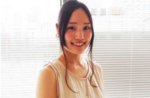 佐藤 エリ 文化女子大学にて服飾を学びながら、独学でアクセサリー製作を始める。