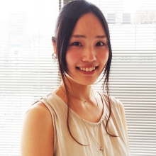 佐藤 エリ 文化女子大学にて服飾を学びながら、独学でアクセサリー製作を始める。
