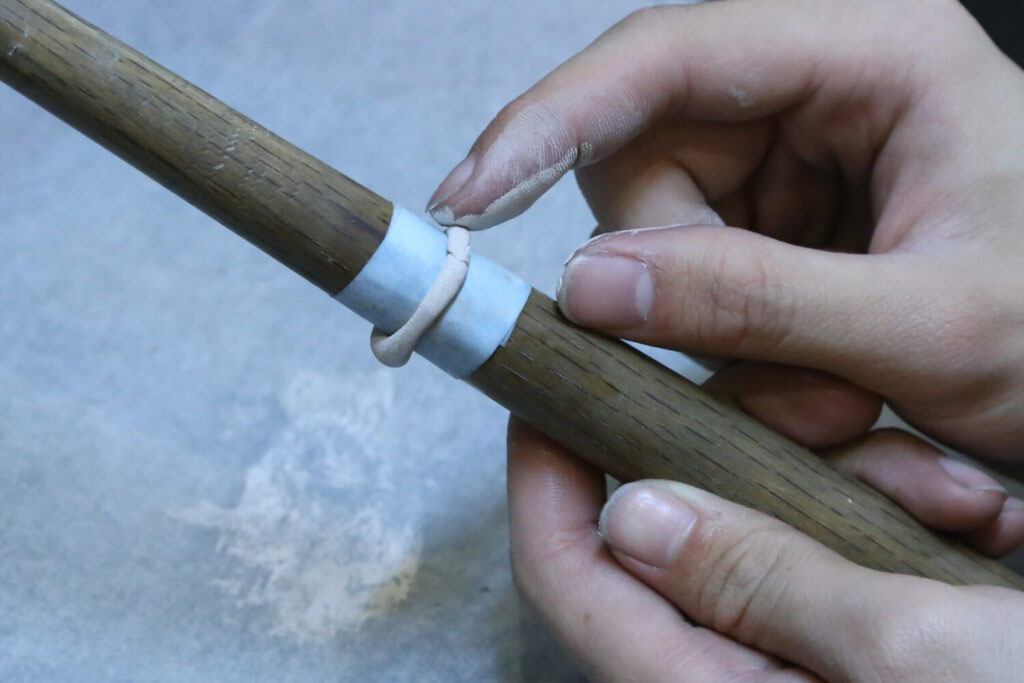 銀粘土作り方＿ステップ４＿銀粘土を木芯棒に巻き付ける