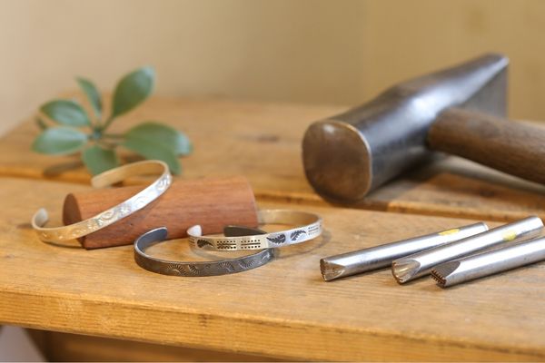 インディアンジュエリー体験で作れるナバホ族のスタンプワークバングル