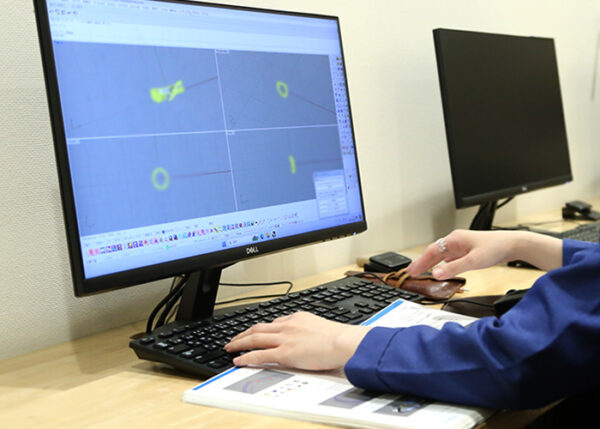 ジュエリーCADで宝石ジュエリーをデザインしているデザイナー