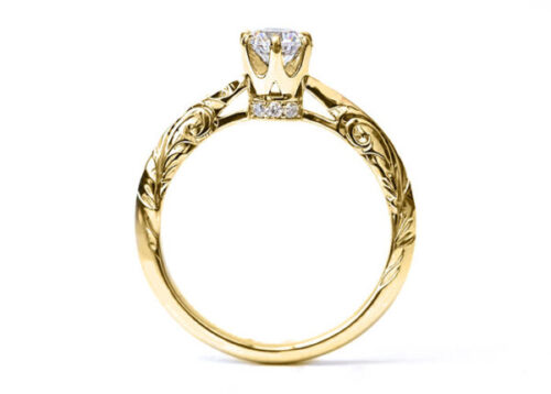 エンゲージリング　宝石とゴールド