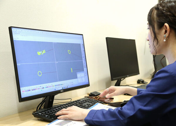 ジュエリーデザイナーが宝石ジュエリーのCADデータを作成している姿