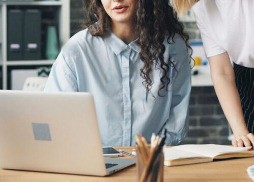 デザイナーが宝石ジュエリーの打ち合わせをしている