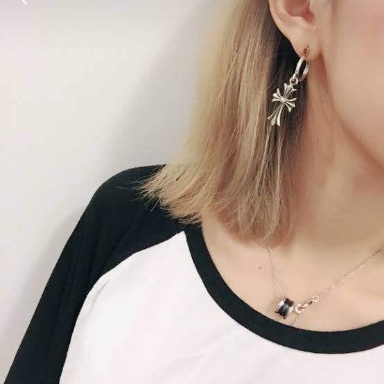 クロムハーツの十字架ピアス