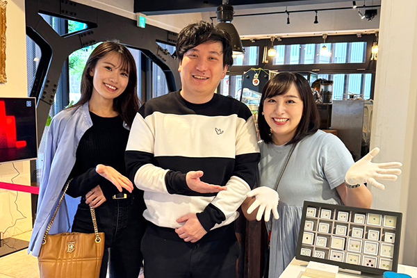 展示会での牧野さんご夫婦