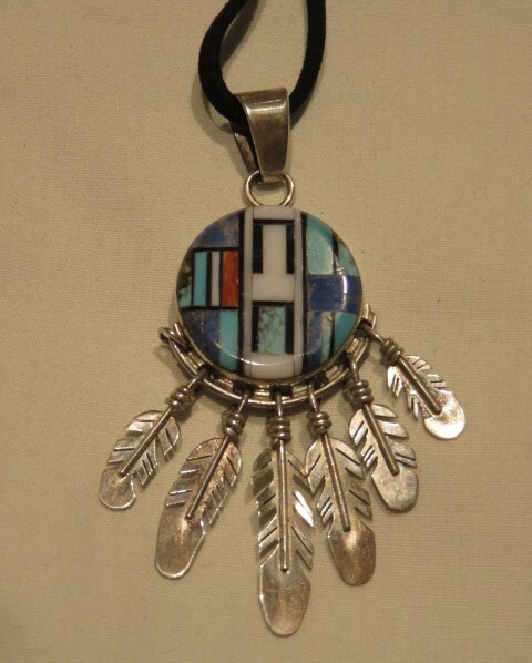 ズニ族のインレイ技法のフェザーインディアンジュエリー②