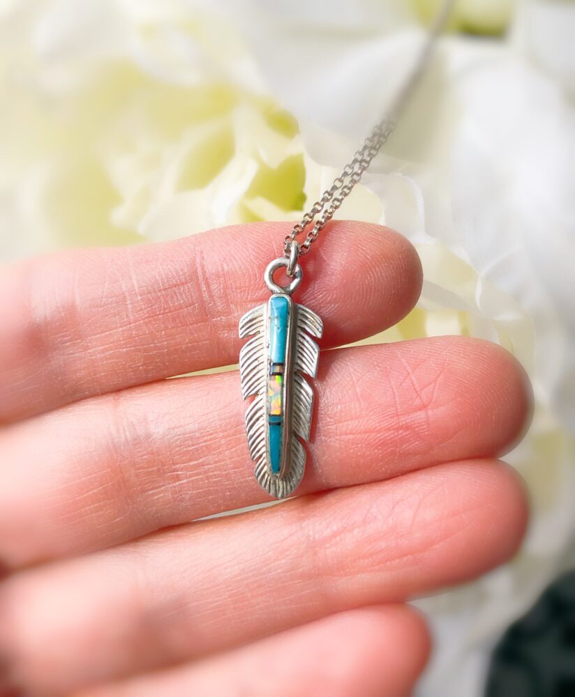 ズニ族のインレイ技法のフェザーインディアンジュエリー③