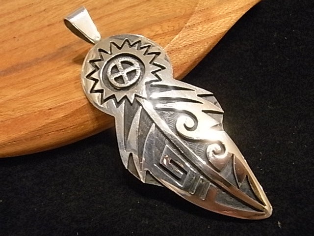 ホピ族のメディスンホイールとフェザーモチーフのネックレス