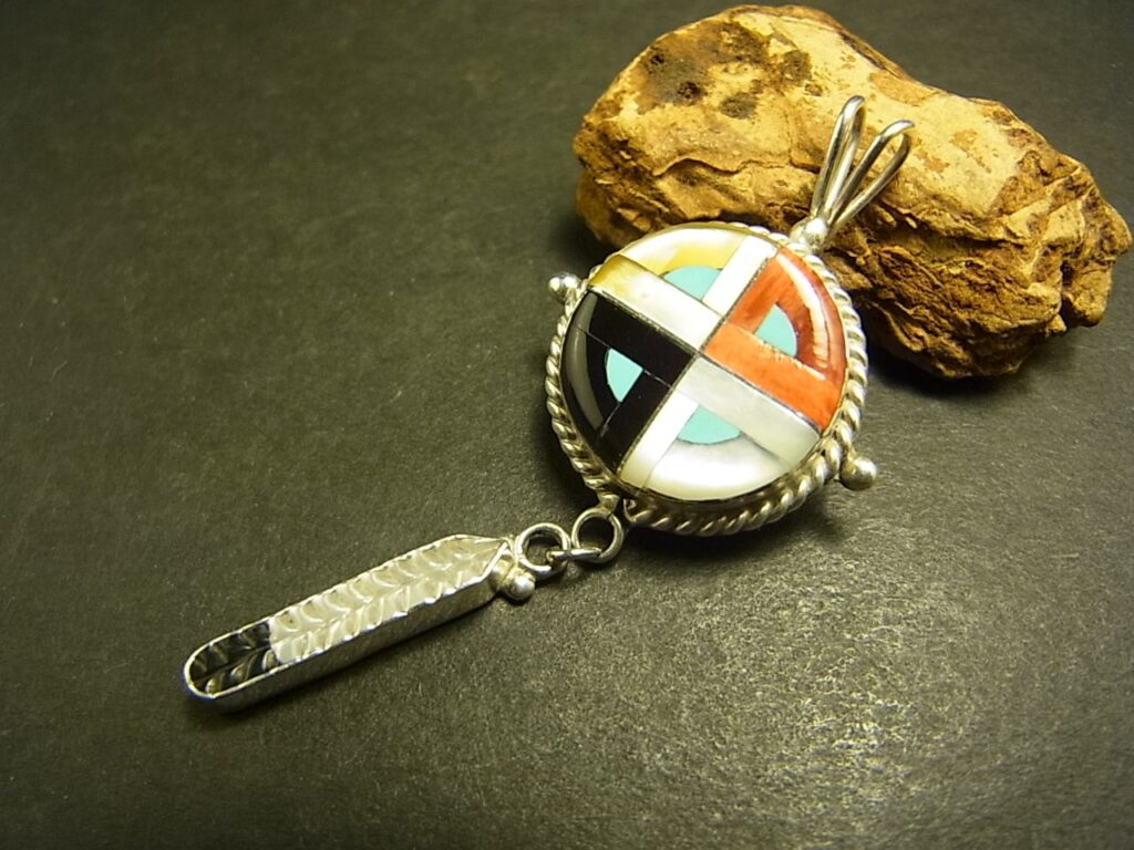 ズニ族のインレイ技法によるメディスンホイール