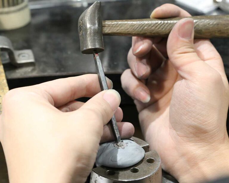 溝タガネ石留め