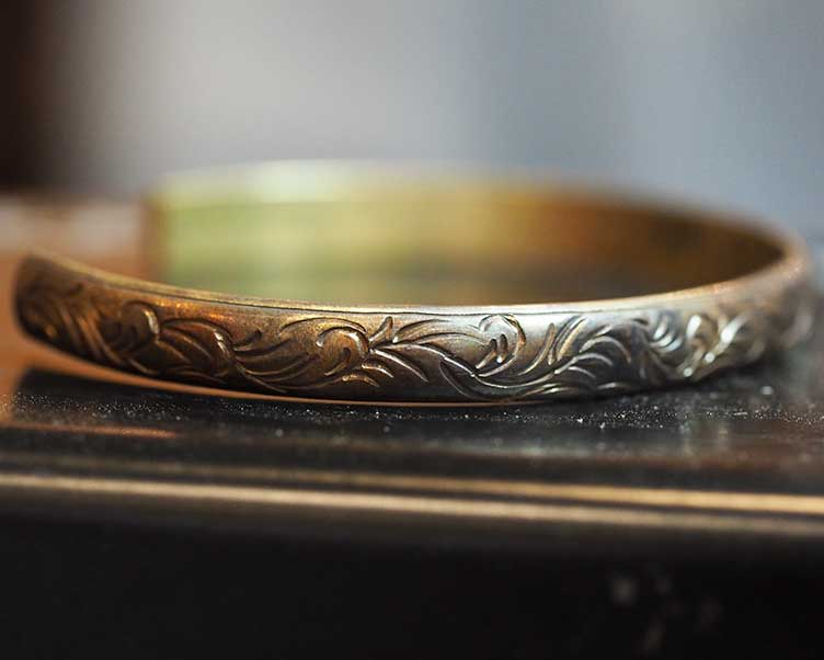 デザインタガネのバングル