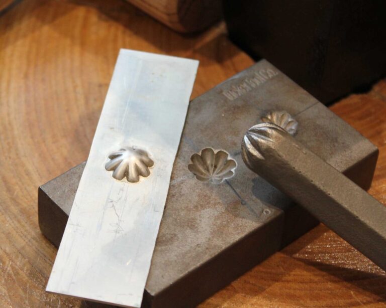 打ち出しタガネ