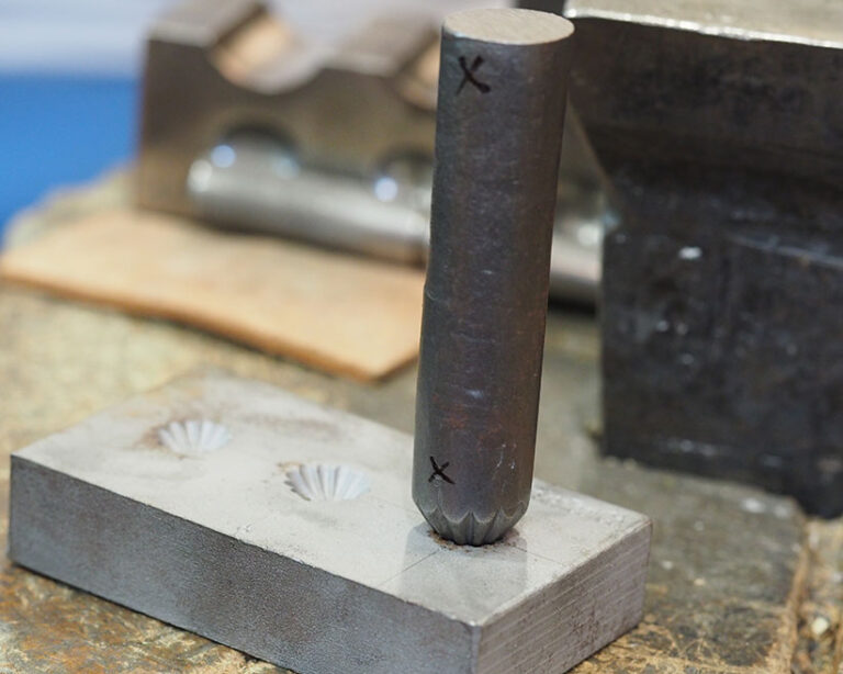 打ち出しデザインタガネ