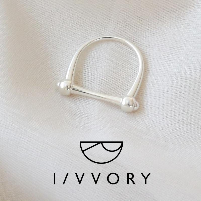 I/VVORYの商品とロゴ