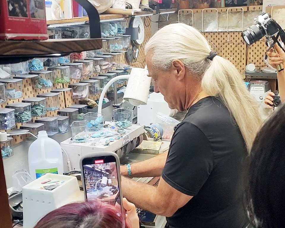 ツーソンの天然石研磨職人