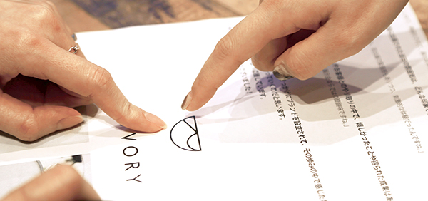 I/VVORYのブランドロゴ