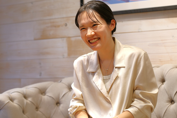 I/VVORYのデザイナー内田真里南さん