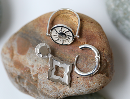 彫金ピアスのサンプル