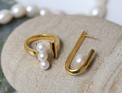 彫金ピアスのサンプル