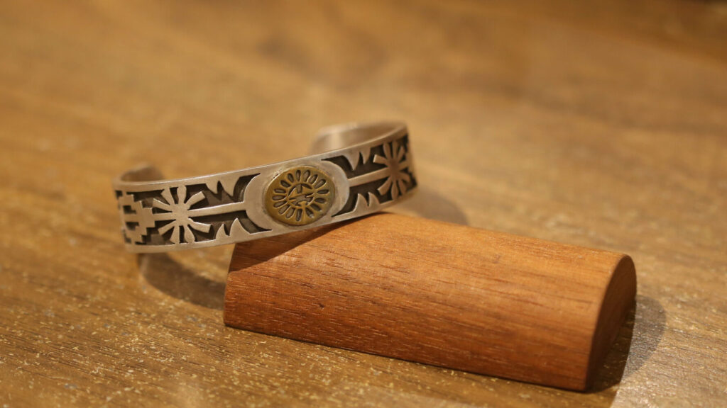 サンフェイスバングル