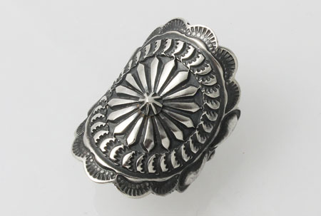 ナバホ族のスタンプワークサンバーストリング