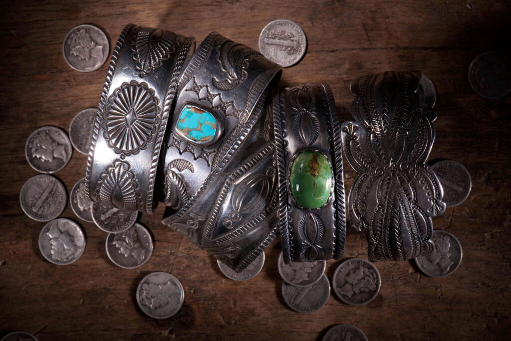 銀貨から作られるナバホ族のインディアンジュエリー
