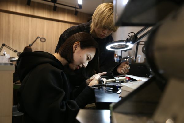 リング磨きレクチャーの様子