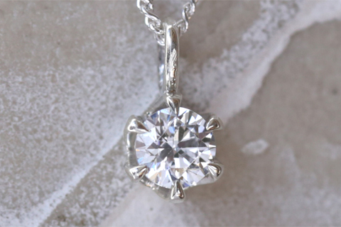 爪留めのネックレス