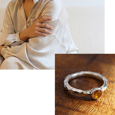 鎚目模様とガーネットが特徴のリング例