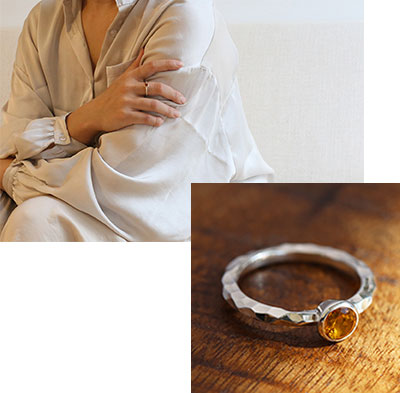 鎚目模様とガーネットが特徴のリング例