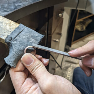 スリ板で彫金作業