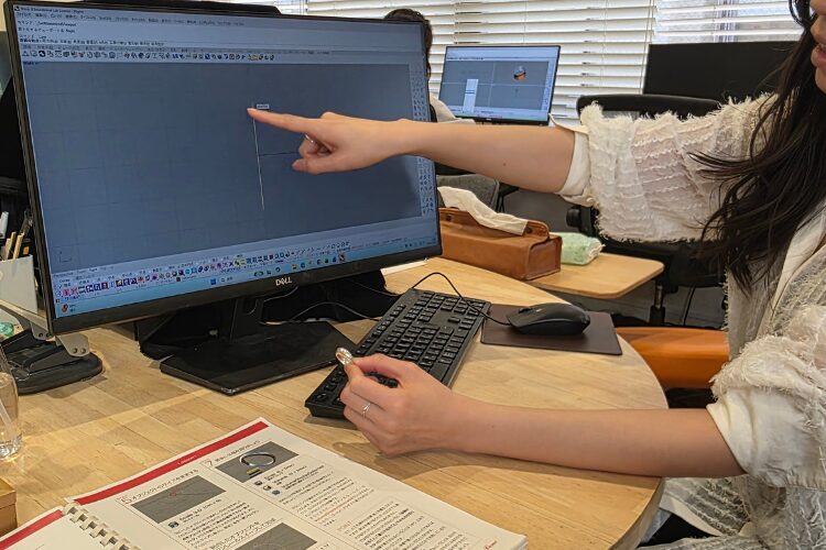ジュエリーCADコース通学受講は画面を指さしながら教えてくれるのでわかりやすい
