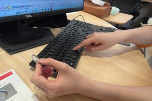 ジュエリーCADコースのサンプルと手元のキーボードの様子