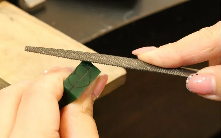 WAXを削ってジュエリーの原型を制作する様子
