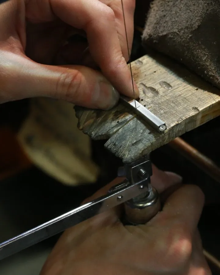 彫金で金属を加工してジュエリーを制作する様子