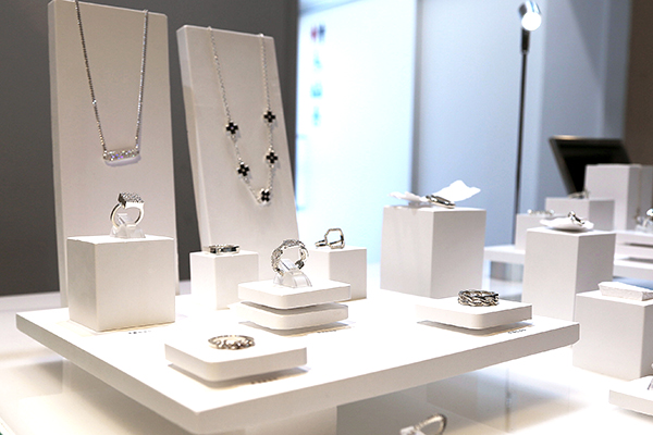 SION jewelryのディスプレイ