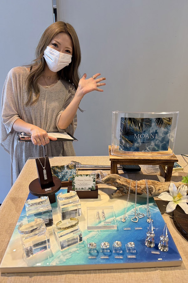 ディスプレイ前に女性が立っている