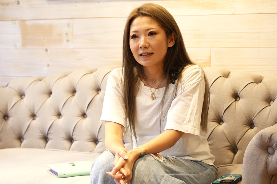 MOANI Hawaiian Jewelry　デザイナー安里さんインタビュー風景