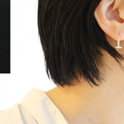 百合の紋章モチーフのピアス作品例